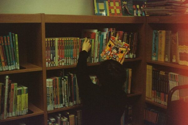 keren-fedida-nino-biblioteca-720×480