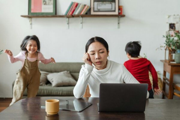 madre-homeschooler-trabajando-1536×1024